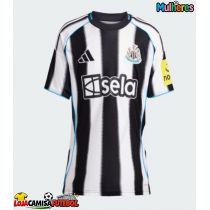 Camisa de Futebol Newcastle United Harvey Barnes #11 Equipamento Principal Mulheres 2025-26 Manga Curta